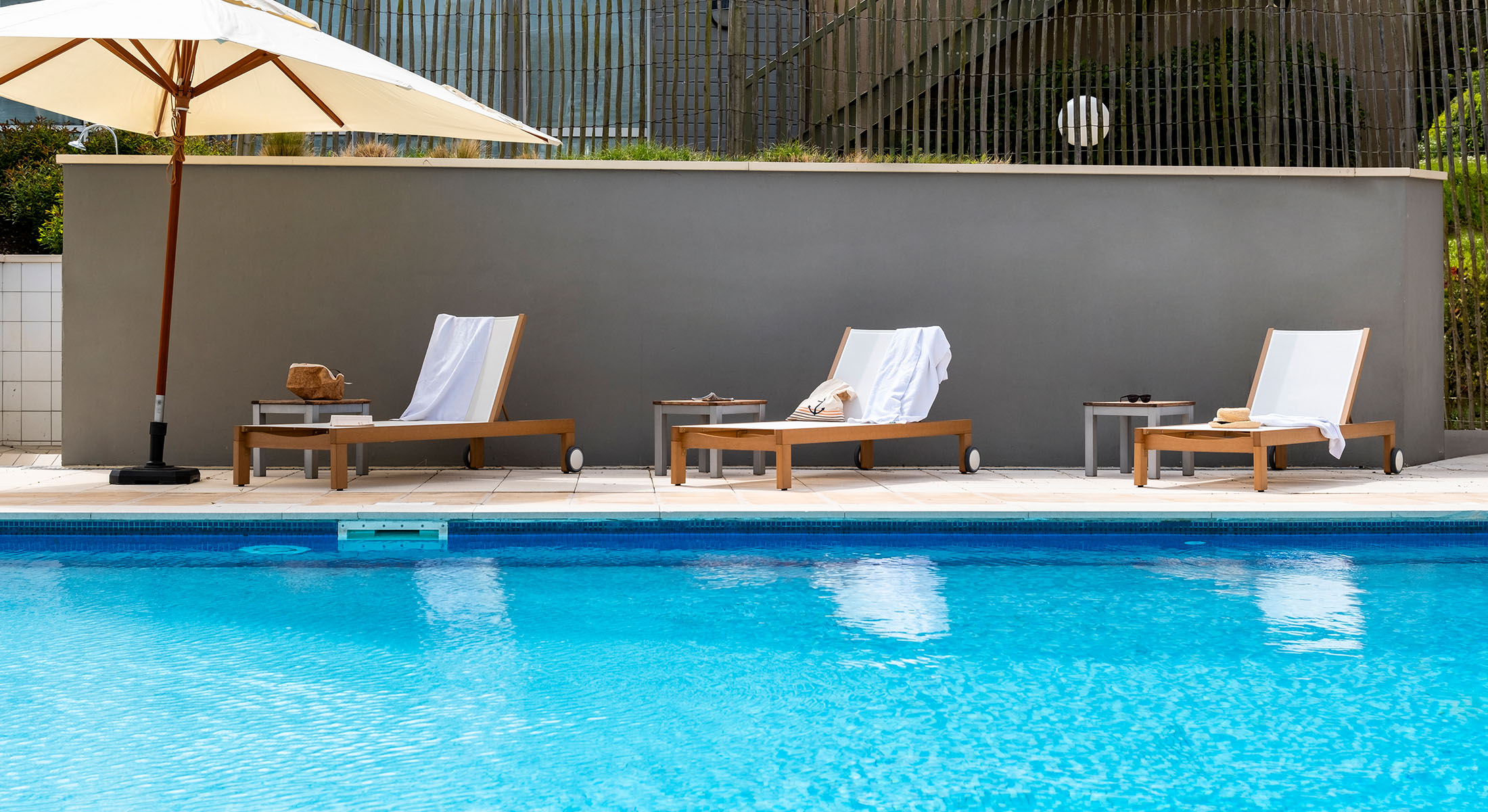 en:: Picture of the swimming pool of Mercure Omaha Beach fr:: Photo de la piscine du Mercure Omaha Beach