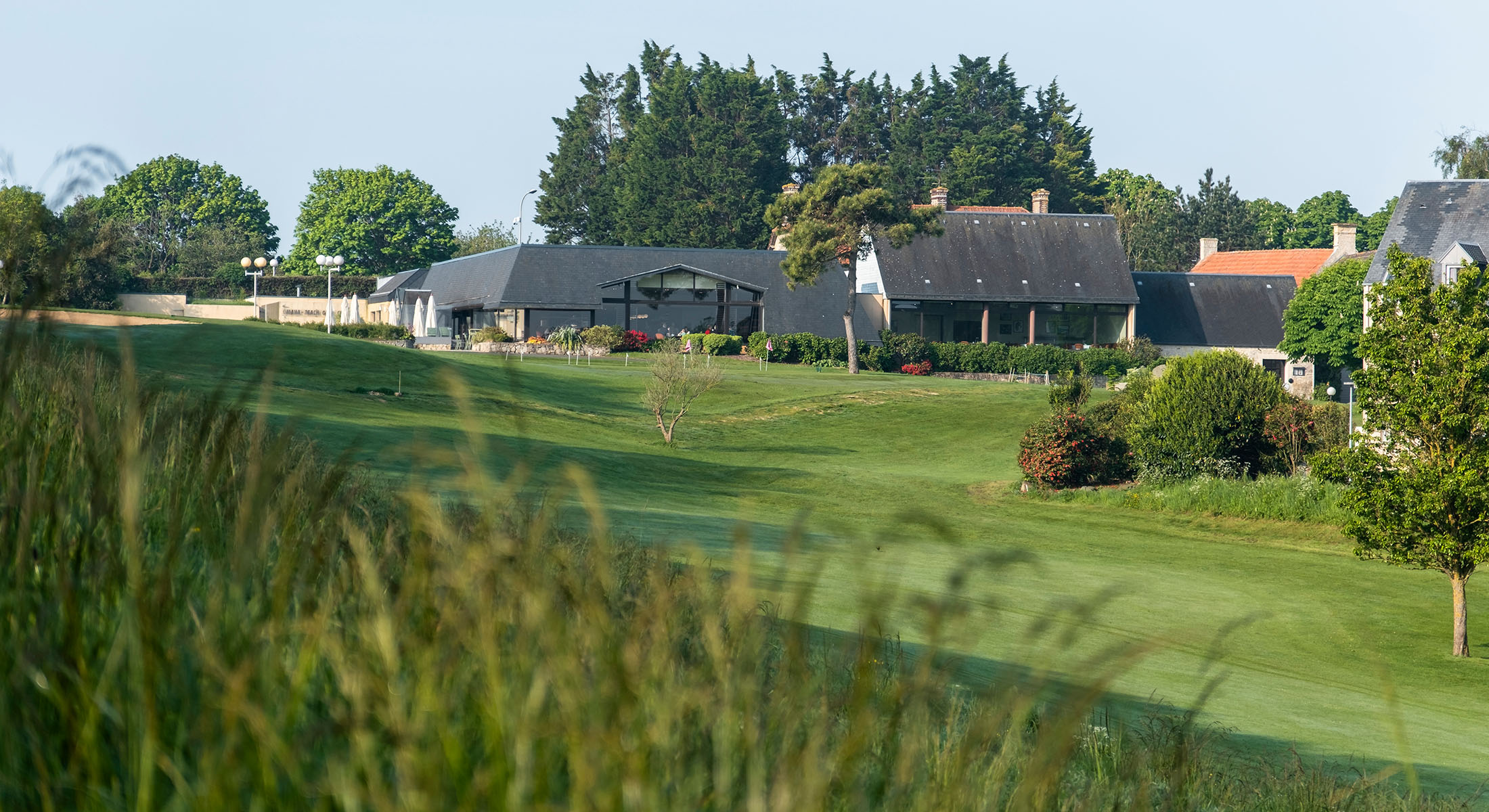 en::Picture of the garden and golf course of Mercure Omaha Beach fr::Photo du jardin et du golf du Mercure Omaha Beach