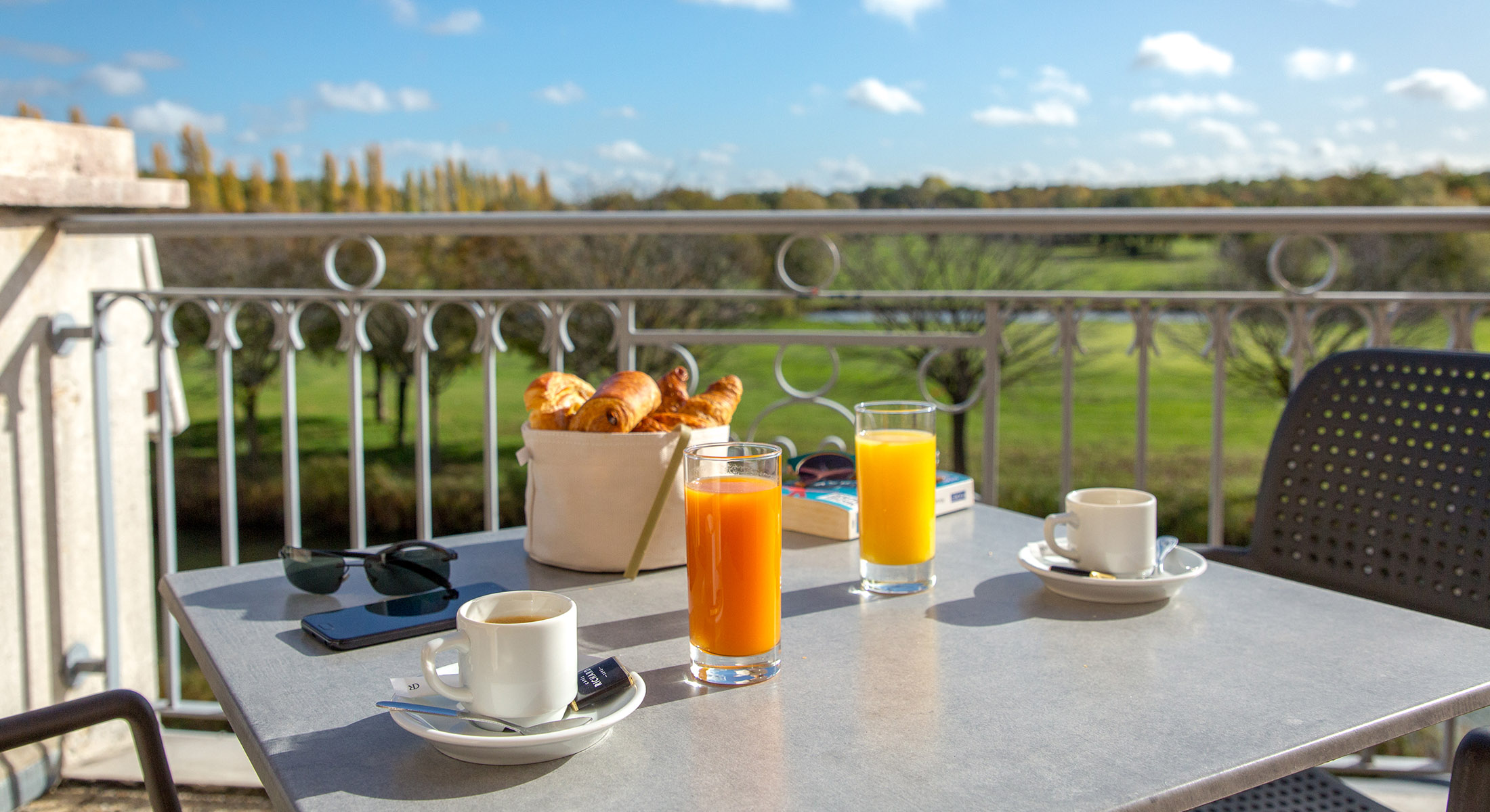 en::Picture of a breakfast in a room with balcony at Mercure Chantilly fr::Photo d'un petit-déjeuner en chambre sur balcon au Mercure Chantilly